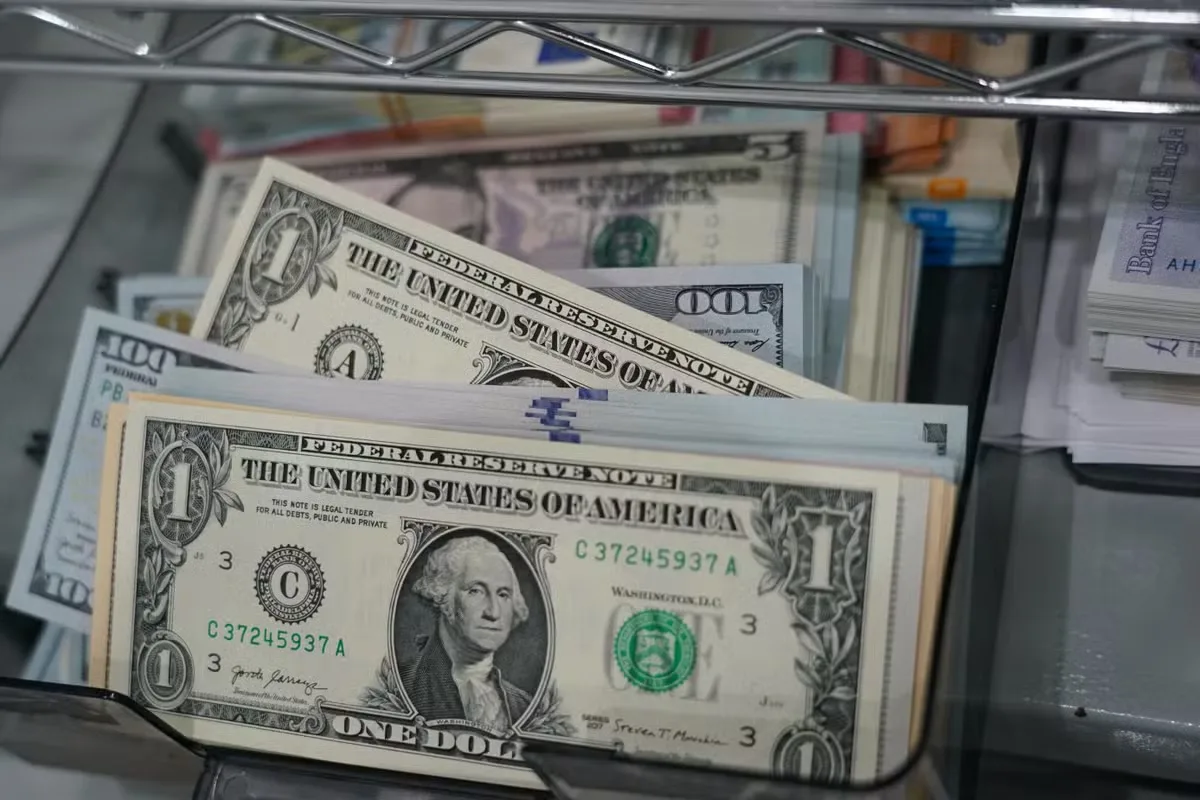Dólar sobe 0,44% com ajuste de posições e cautela eleitoral