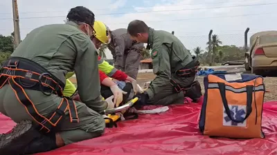 Treinamento na BR-060 reúne bombeiros e equipes de saúde em cenário com diesel