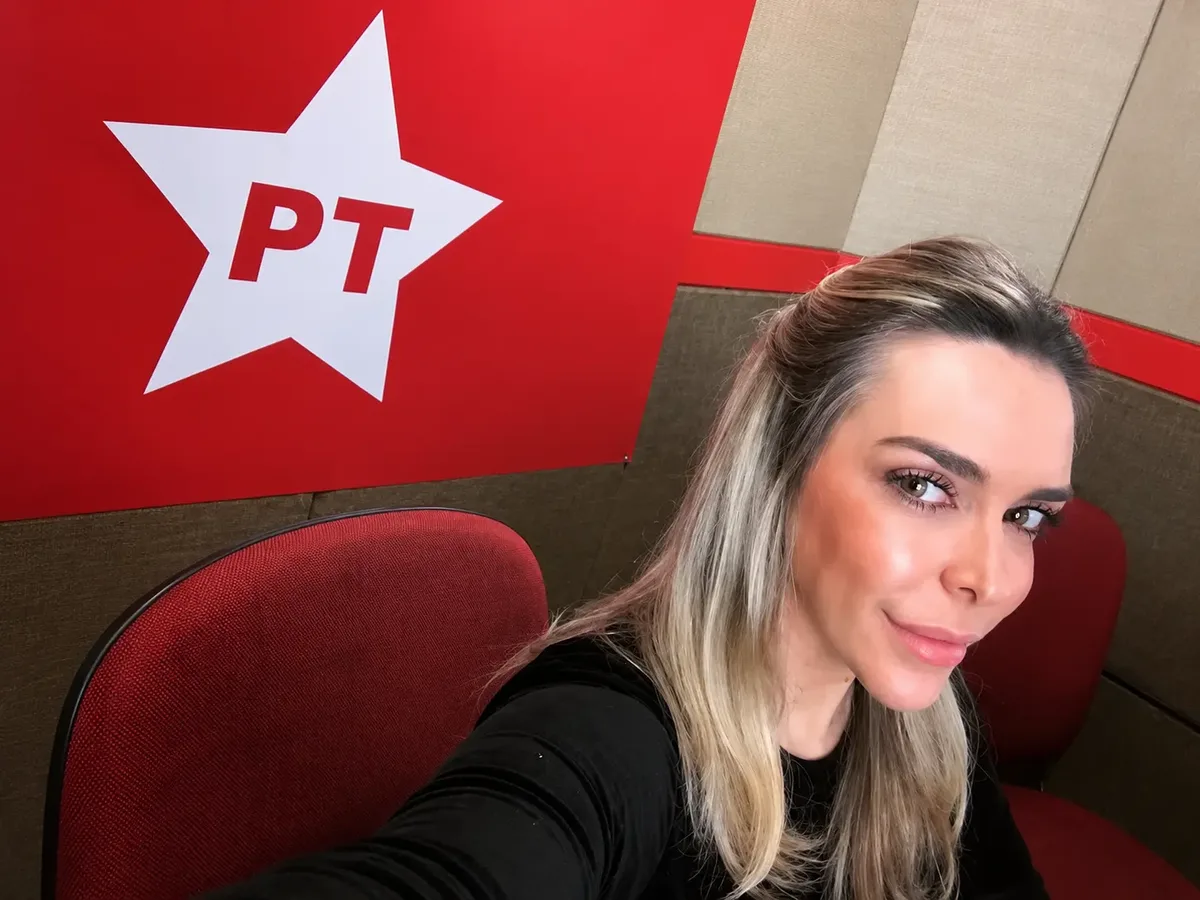 Mensagens registram voos da FAB e encontros de Roberta Luchsinger no entorno de Lula