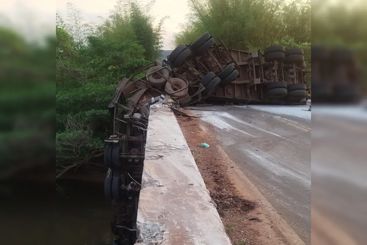 Acidente deixa GO-184 interditada após caminhão tombar no Rio Verdinho
