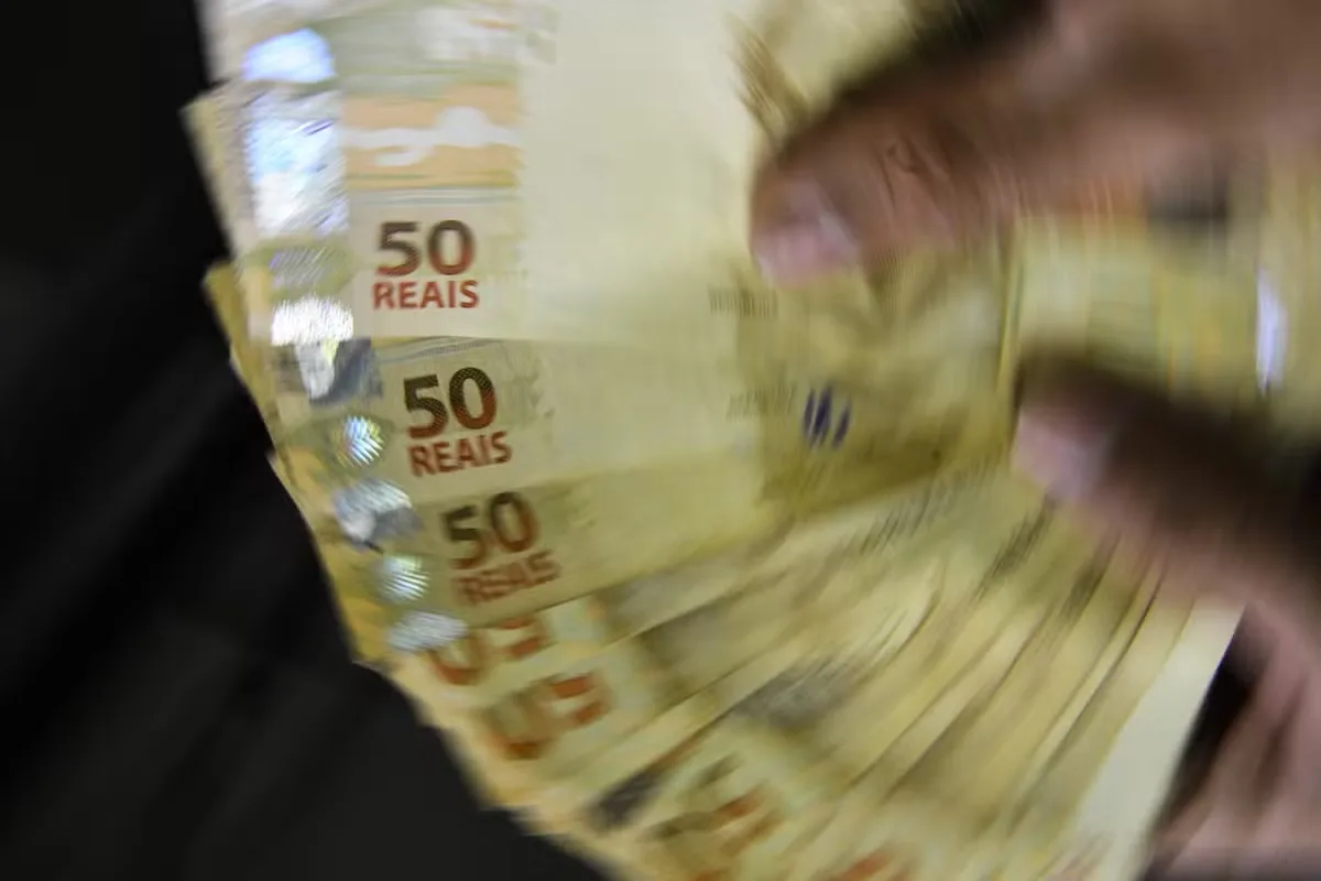 Primeira parcela do 13º pode ser paga até 30 de novembro