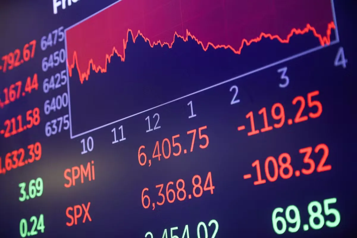 Dow Jones cai 0,86%, enquanto Nasdaq avança com apoio de empresas de tecnologia