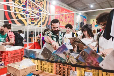Centrão terá sets em vinil, raridades e gastronomia em Goiânia
