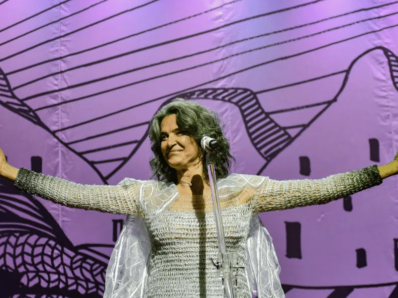 Simone leva turnê “Que Mulher é Essa?” ao Teatro Guararapes nesta sexta