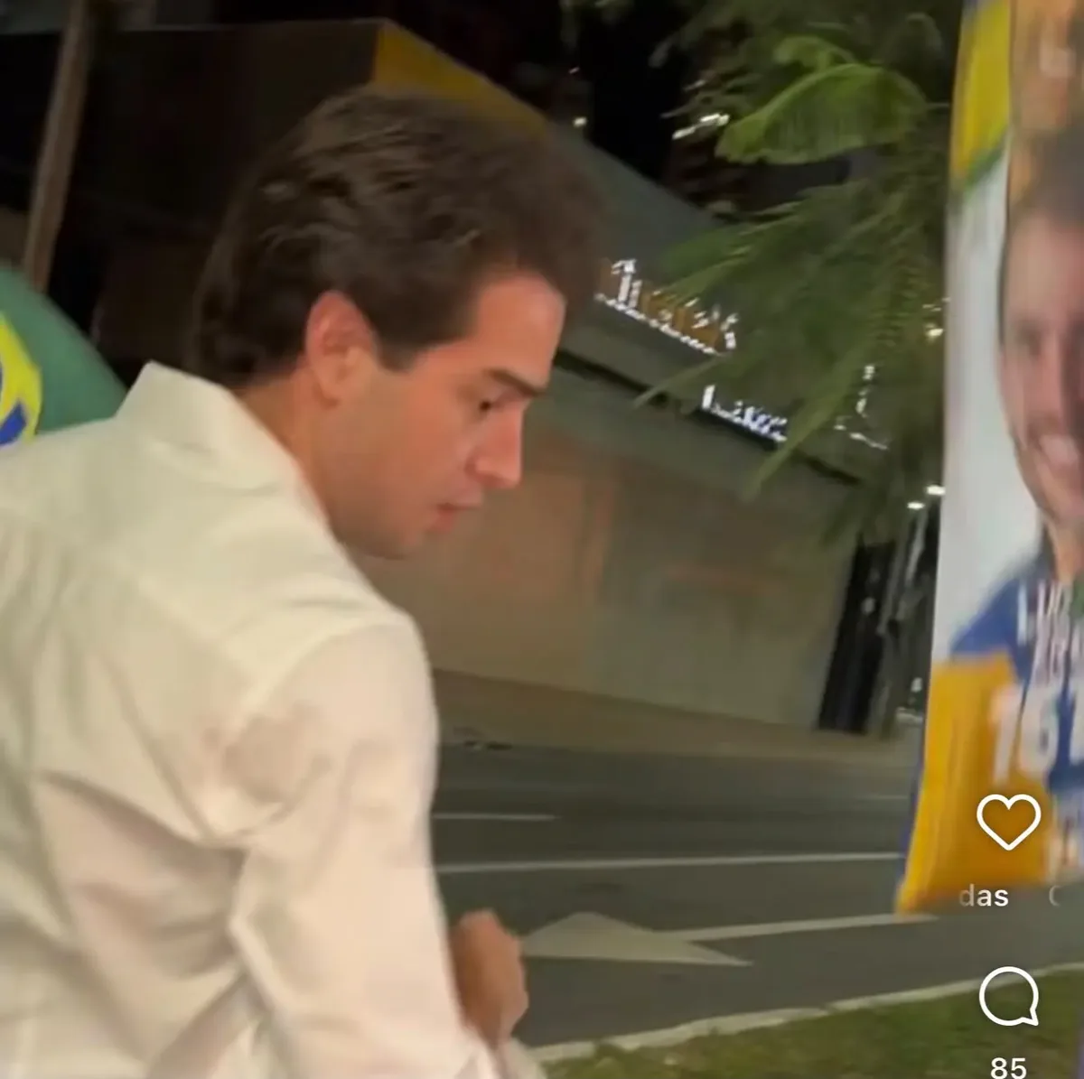 Felipe Cecílio retira windbanners de adversários durante ação em Goiânia