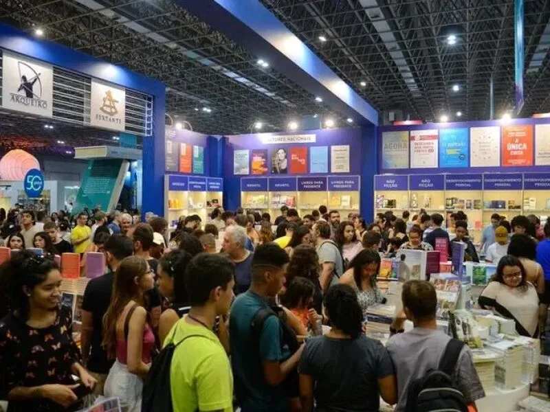 Bienal do Livro de São Paulo abre com filas e grupos escolares