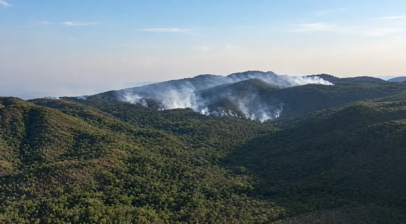 Incêndios avançam por áreas de serra em Goiás e mobilizam bombeiros