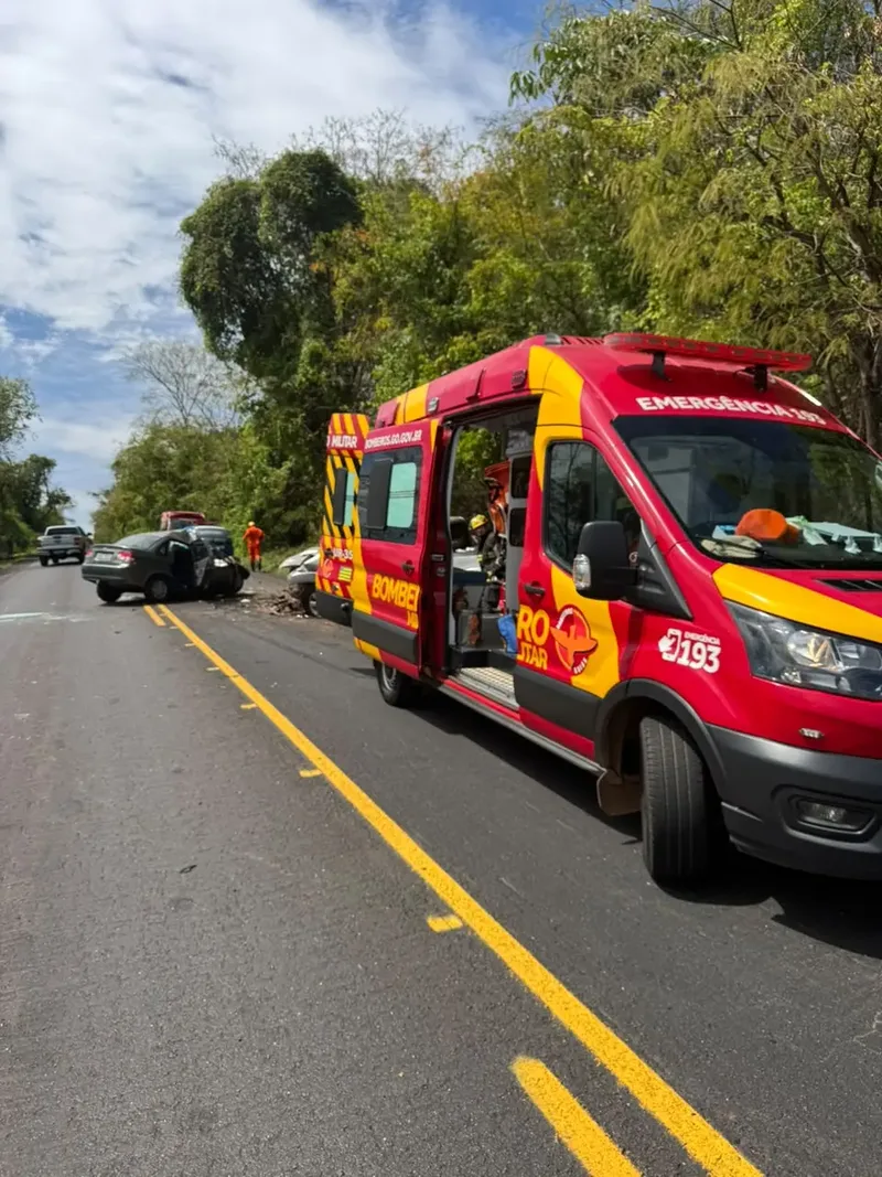 Resgate mobiliza bombeiros após acidente fatal na GO-020, em Goiás