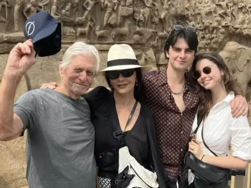Catherine Zeta-Jones defende trajetória dos filhos e critica termo “nepo baby”