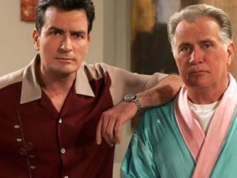 Charlie e Martin Sheen serão pai e filho em nova comédia da AMC