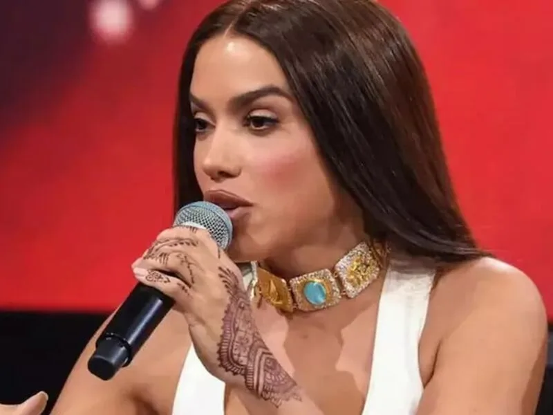 Anitta relata dificuldades para recuperar os cachos após anos de alisamento
