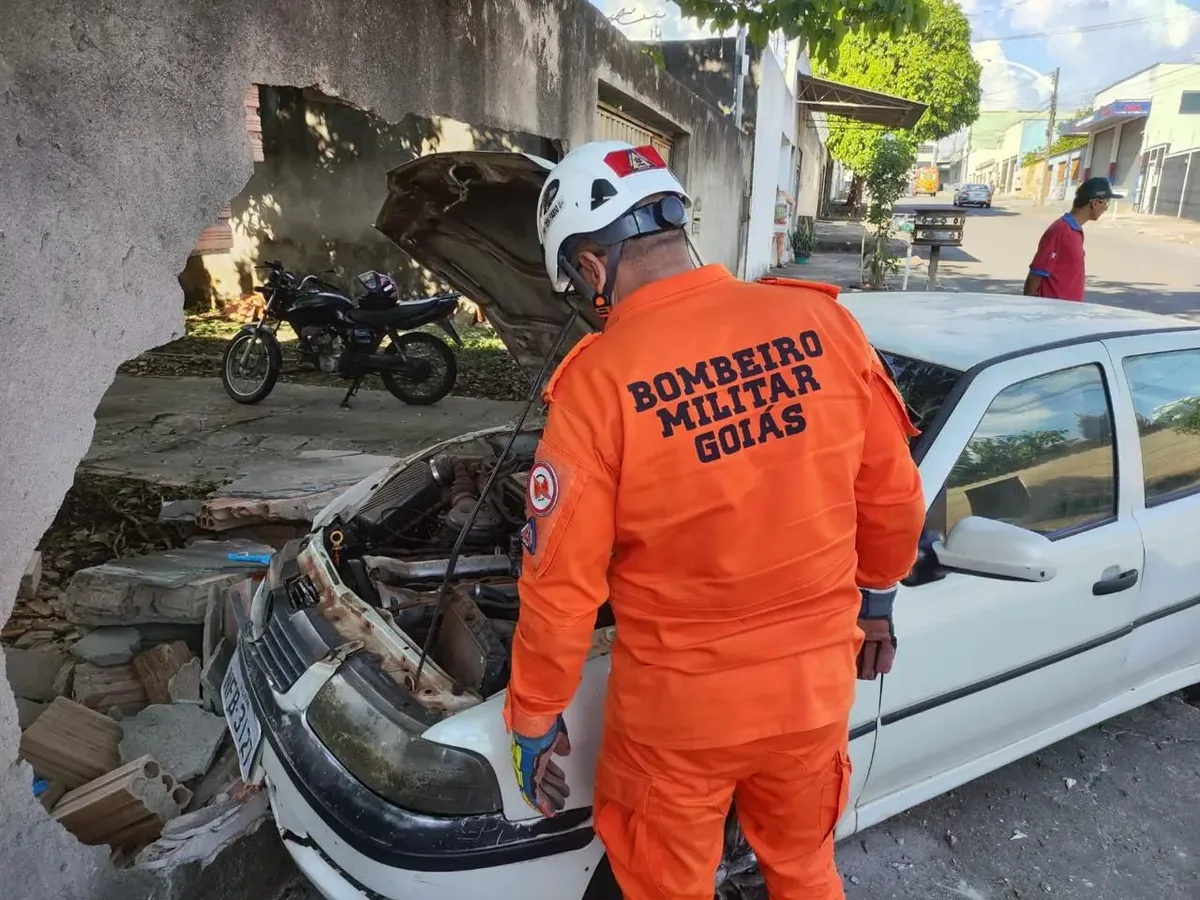 Motorista é levado à UPA após colisão contra muro em Caldas Novas