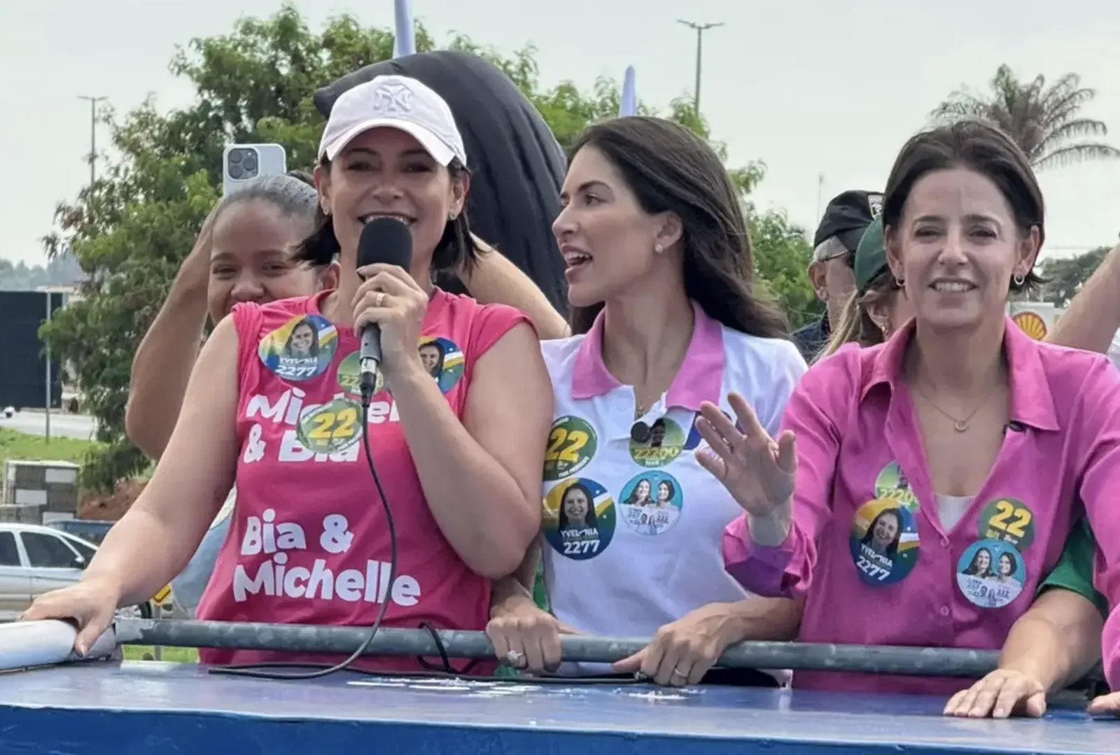 Michelle Bolsonaro lidera carreata em apoio a Maria Yvelônia em Goiás