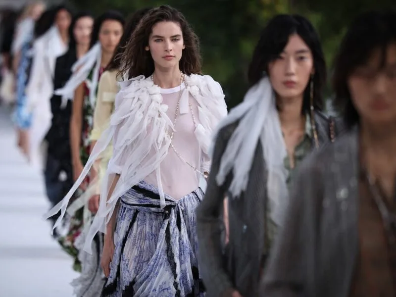Jonathan Anderson leva franjas e referências folk à nova coleção da Dior