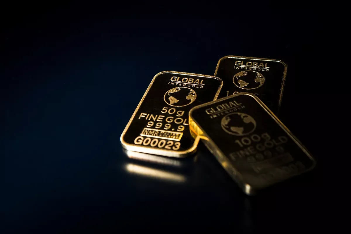 Ouro fecha em baixa com dólar valorizado e expectativa sobre juros do Fed