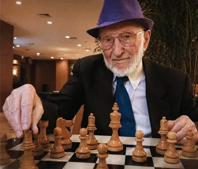 Dionísio Sganzerla, conhecido pelo xadrez em Goiânia, morre aos 96 anos
