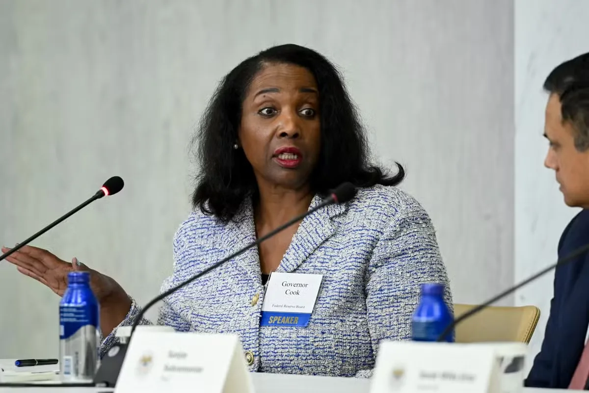 Investimentos em IA e petróleo devem manter inflação dos EUA pressionada, diz Lisa Cook