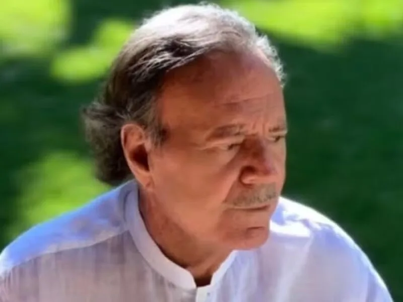 Ex-funcionárias denunciam Julio Iglesias por assédio e trabalho forçado na Espanha