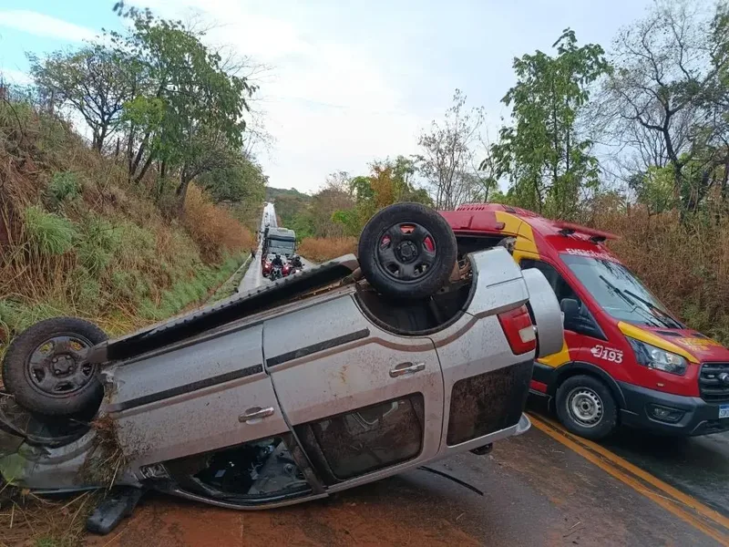 Capotamentos em rodovias da Grande Goiânia deixam três pessoas feridas