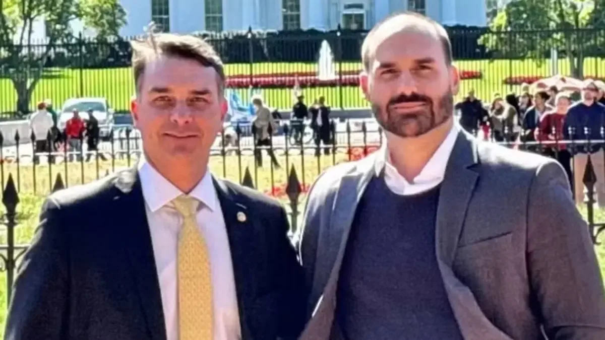 Documentos indicam negociação de Flávio Bolsonaro para financiar filme sobre o pai
