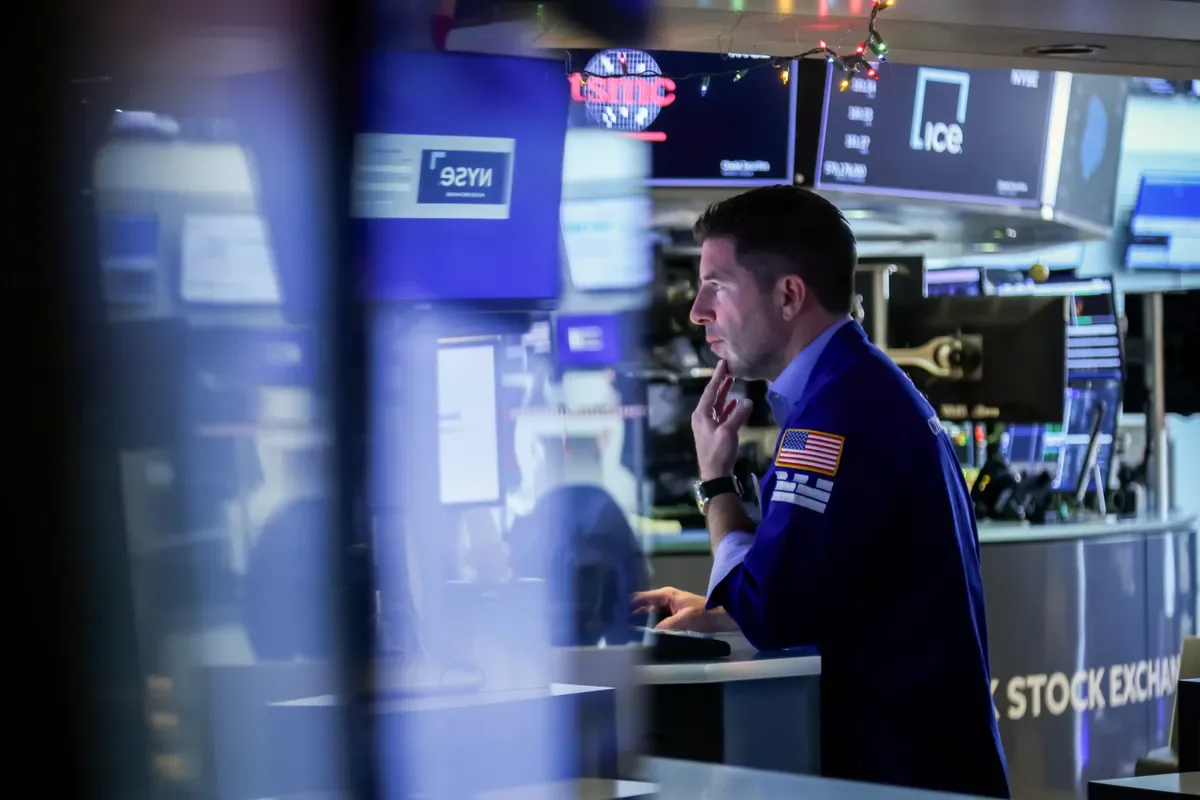 Mercados acionários de Nova York caem com alta do petróleo