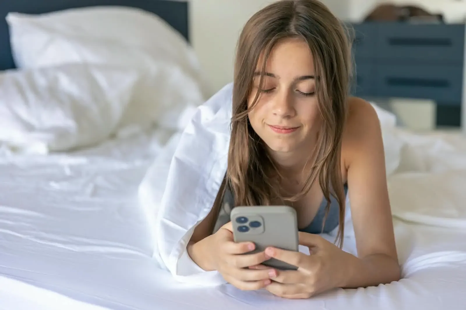 Uso do celular à noite é associado a sono menor e mais sonolência durante o dia