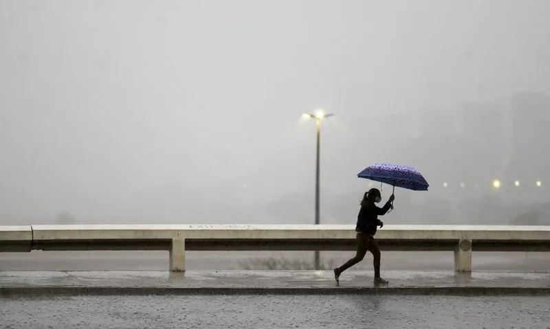 Ar frio derruba temperaturas enquanto Sudeste recebe alerta de chuva intensa