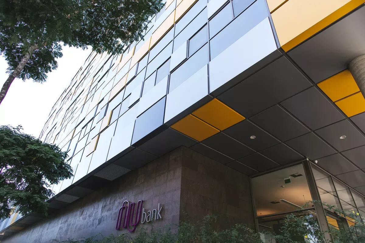 Nubank cai 8,28% após rumores de fusão com a britânica Monzo