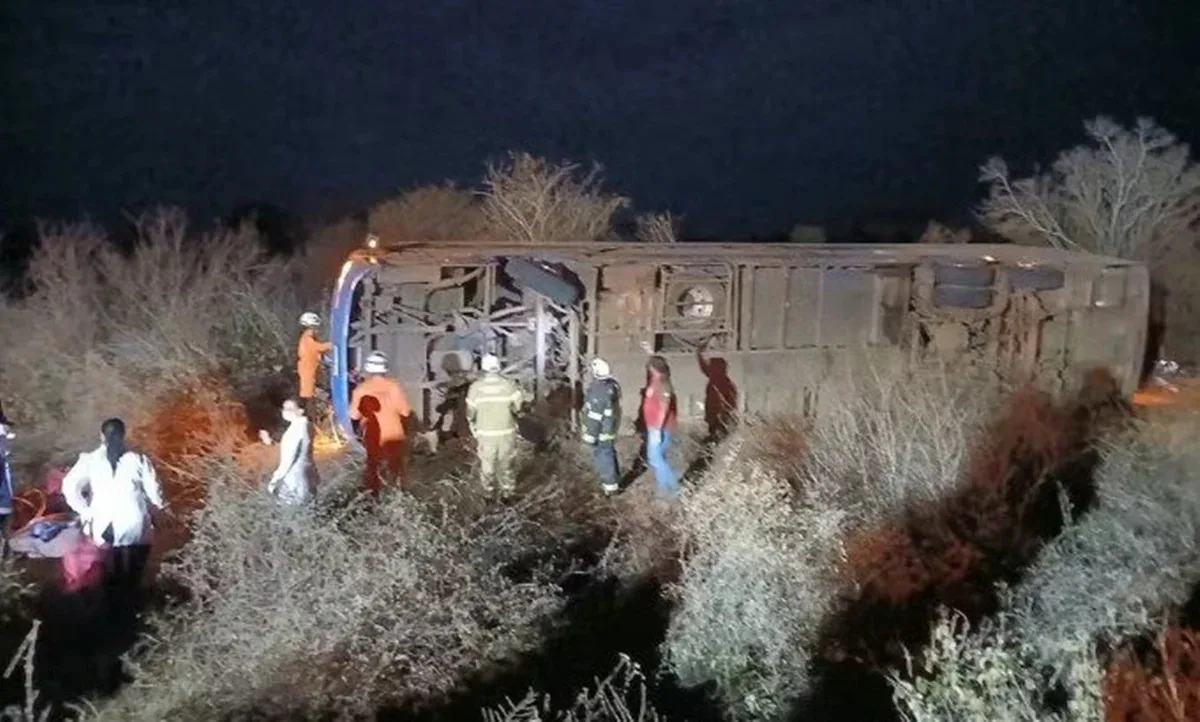 Resgate encontra quatro vítimas após ônibus tombar na BR-122, na Bahia