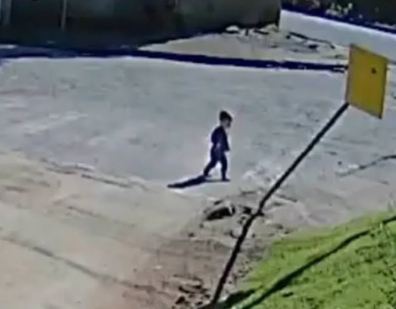 Criança sai de creche em reforma e caminha até o trabalho da mãe em SC