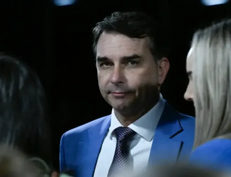 PF aponta papel de Flávio Bolsonaro em negociações do filme Dark Horse