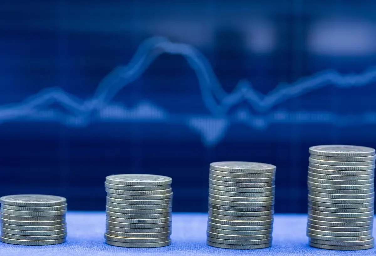 Juros futuros fecham quase estáveis mesmo com pressão externa