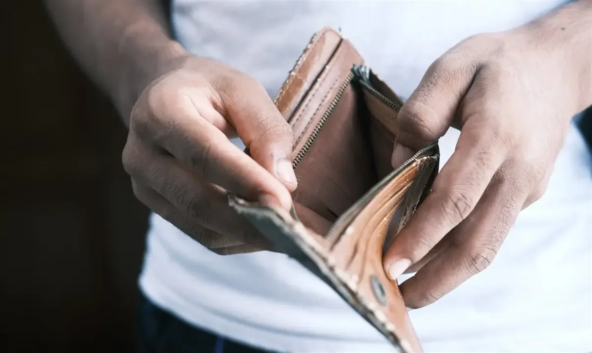 PIB desacelera e consumo das famílias recua com juros elevados