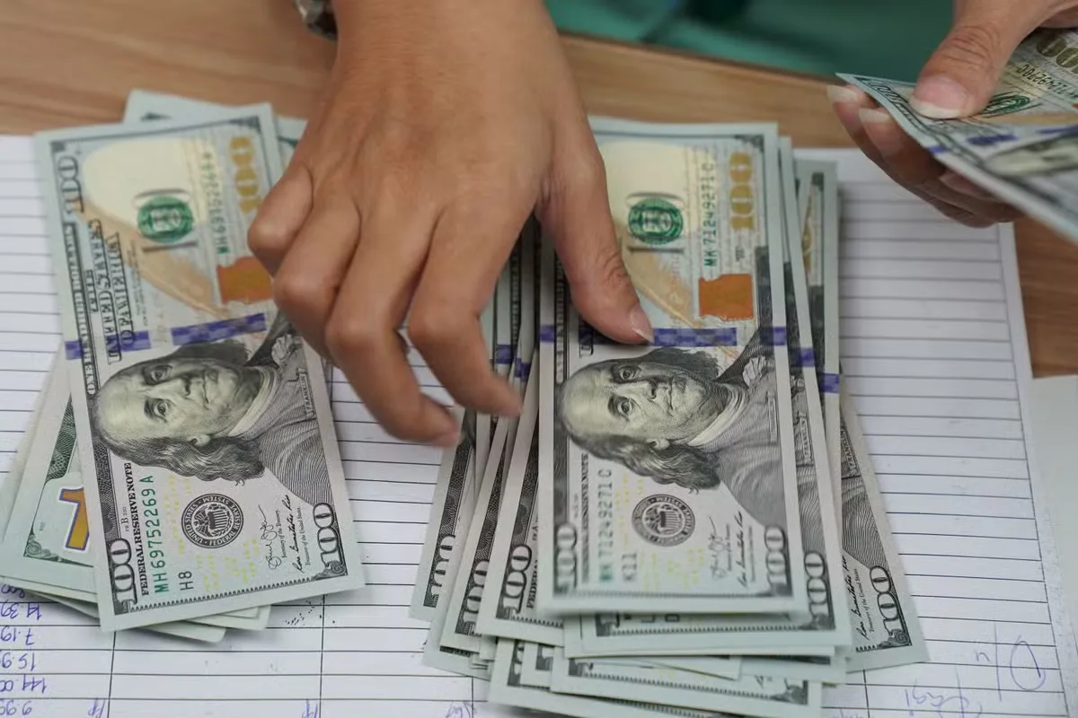 Dólar fica praticamente estável no Brasil em meio à cautela externa