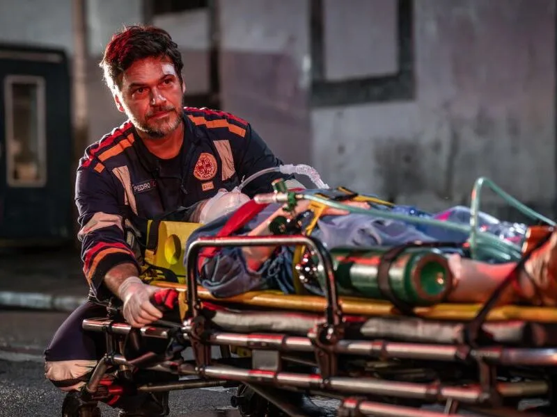 Emergência fora do hospital guia novo papel de Emilio Dantas no Globoplay