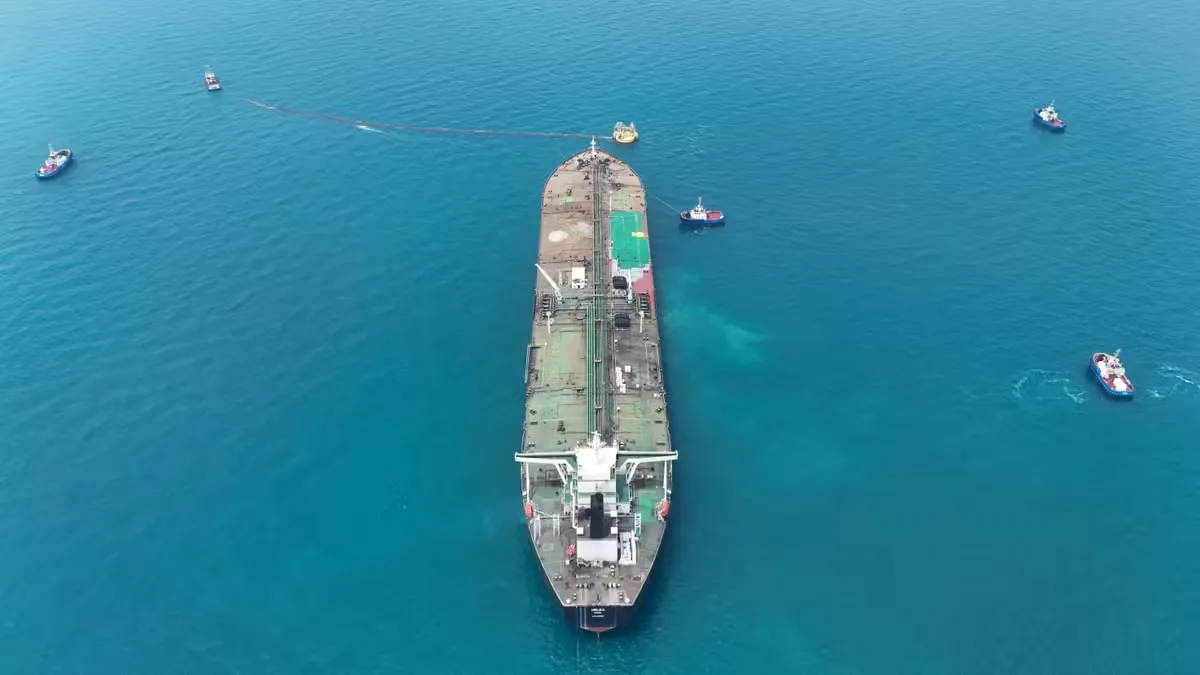 Petróleo recua mais de 3% após sinais de navios no Estreito de Ormuz