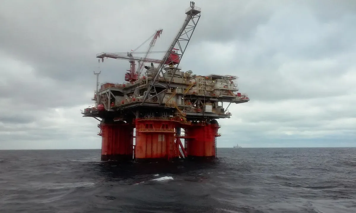 Petróleo supera US$ 102 com ameaça ao fluxo no Estreito de Ormuz