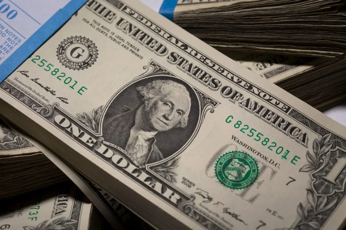 Dólar sobe a R$ 5,2005 com aversão a risco no exterior
