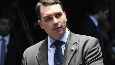 Flávio Bolsonaro anuncia live após Globo cancelar debate presidencial