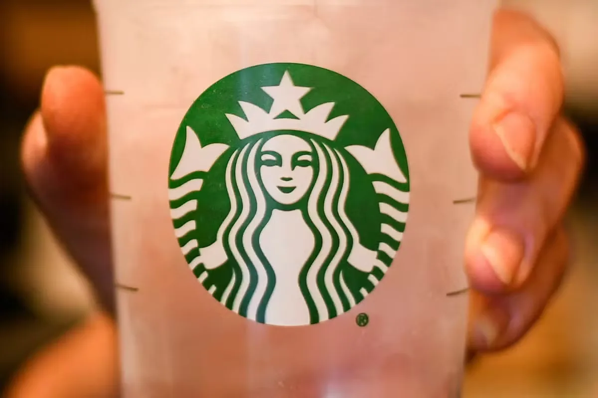 Starbucks recupera vendas, mas enfrenta pressão por margens e custos