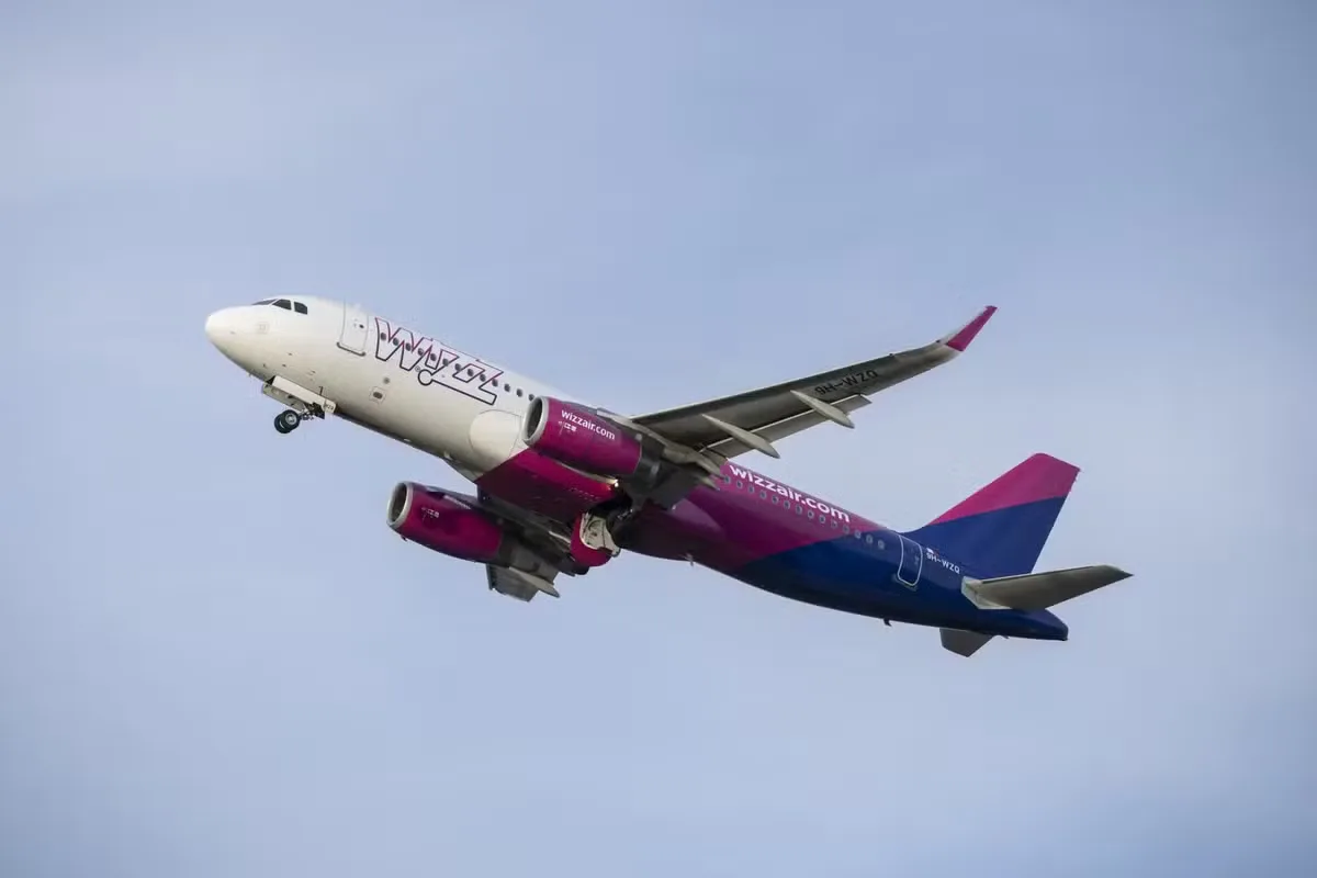 Wizz Air reforça caixa e proteção contra combustível enquanto ajusta voos