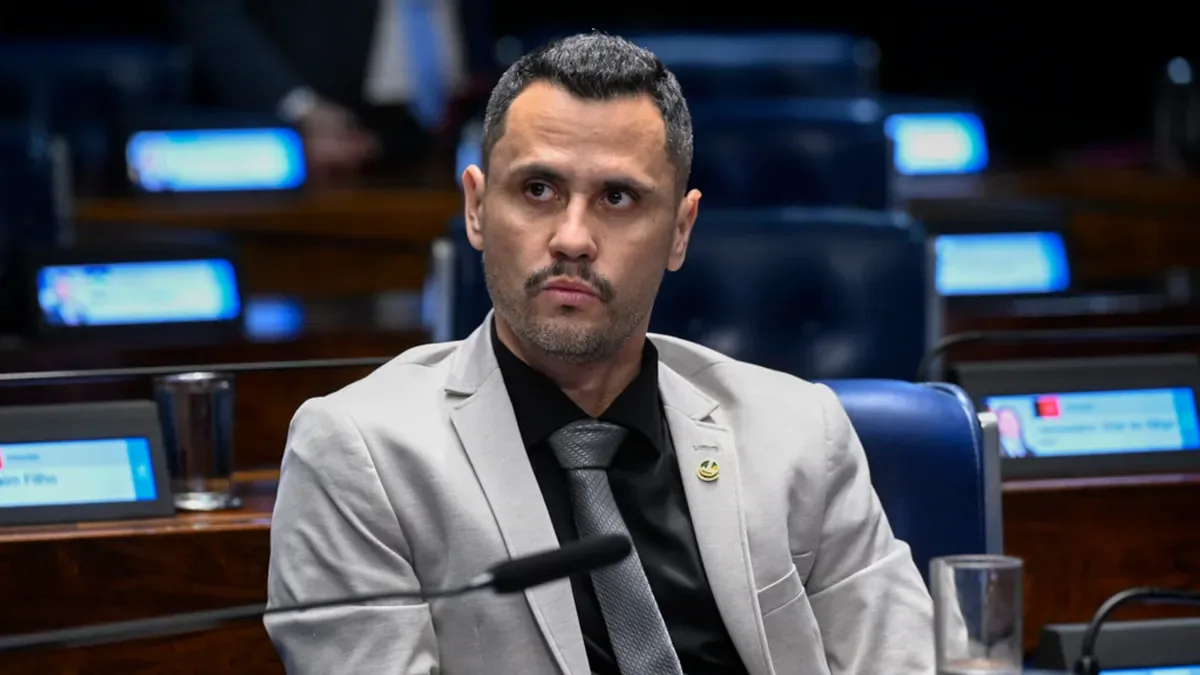 Cleitinho é carregado nos ombros em evento por deputado indiciado pela PF por fraude no INSS