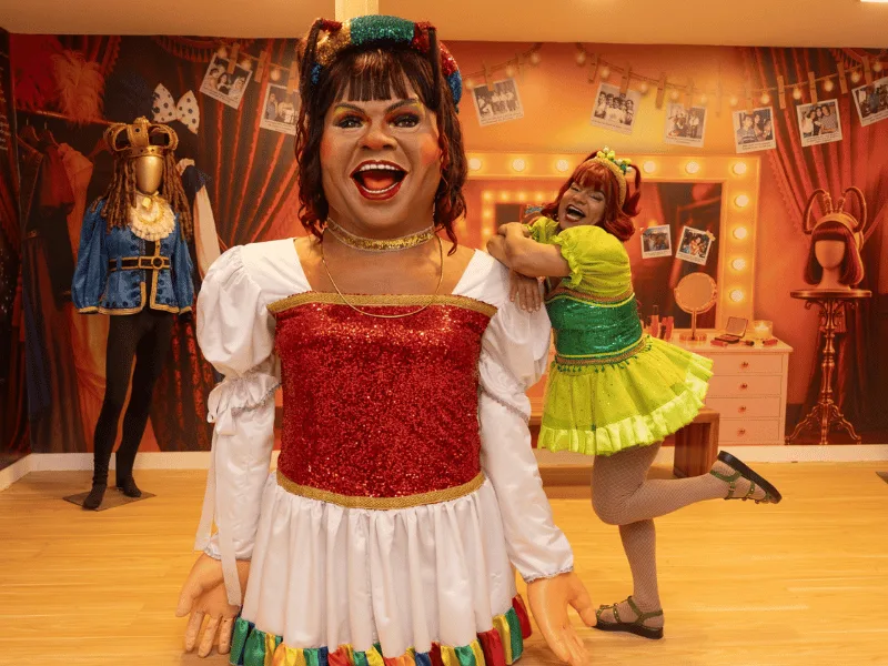 Exposição celebra 35 anos de Cinderela no Shopping Tacaruna