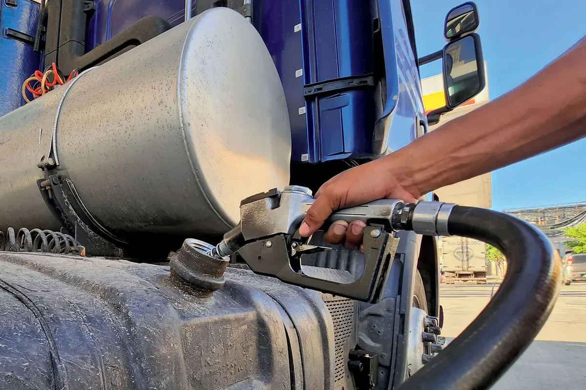 Gasolina avança no ano enquanto compras de diesel recuam em agosto