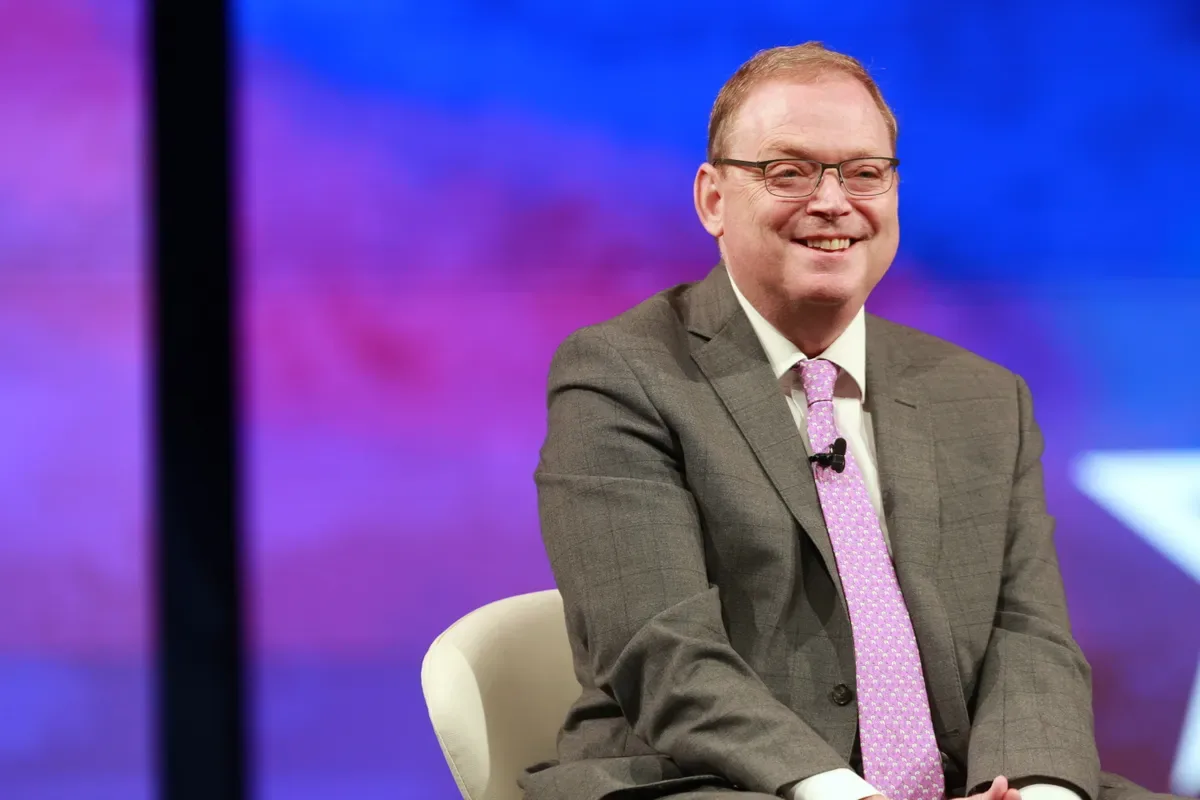 Kevin Hassett questiona defesa de juros mais altos por autoridades do Fed