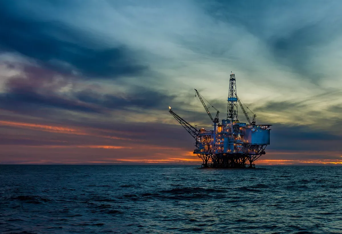 Petróleo fecha em alta após sinais divergentes entre EUA e Irã