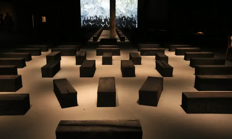Instalação de Grada Kilomba sobre escravização chega ao Sesc Pompeia