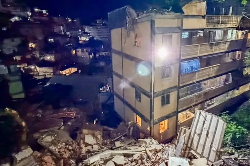 Edifício de quatro andares desaba no Morro do Cantagalo, no Rio