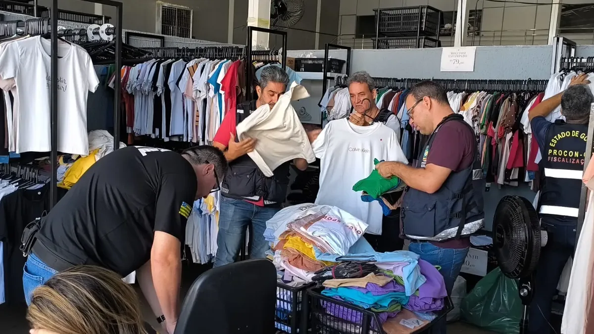 Operação em Goiânia recolhe roupas e eletrônicos com suspeita de falsificação