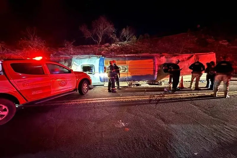 Tombamento de ônibus na BR-262 deixa três mortos e 44 feridos
